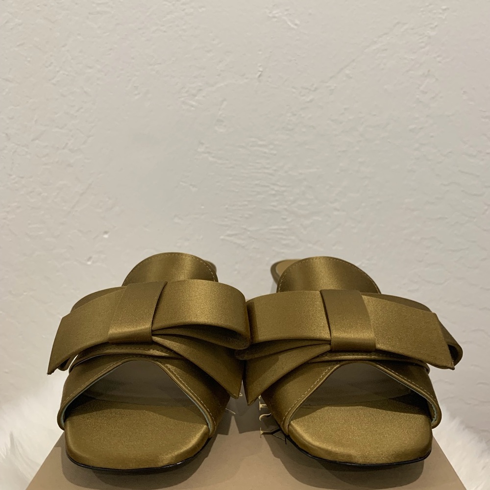 Authentic Burberry Satin Heel - Picture 4 of 8